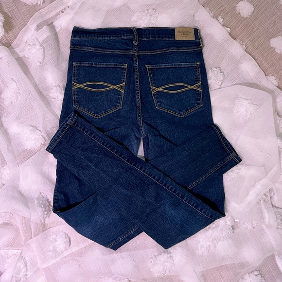 Abercrombie Jeans. Size 6 (fits like size 4.) Stretchy Blue Skinny Jeans. - Picture 2 of 3